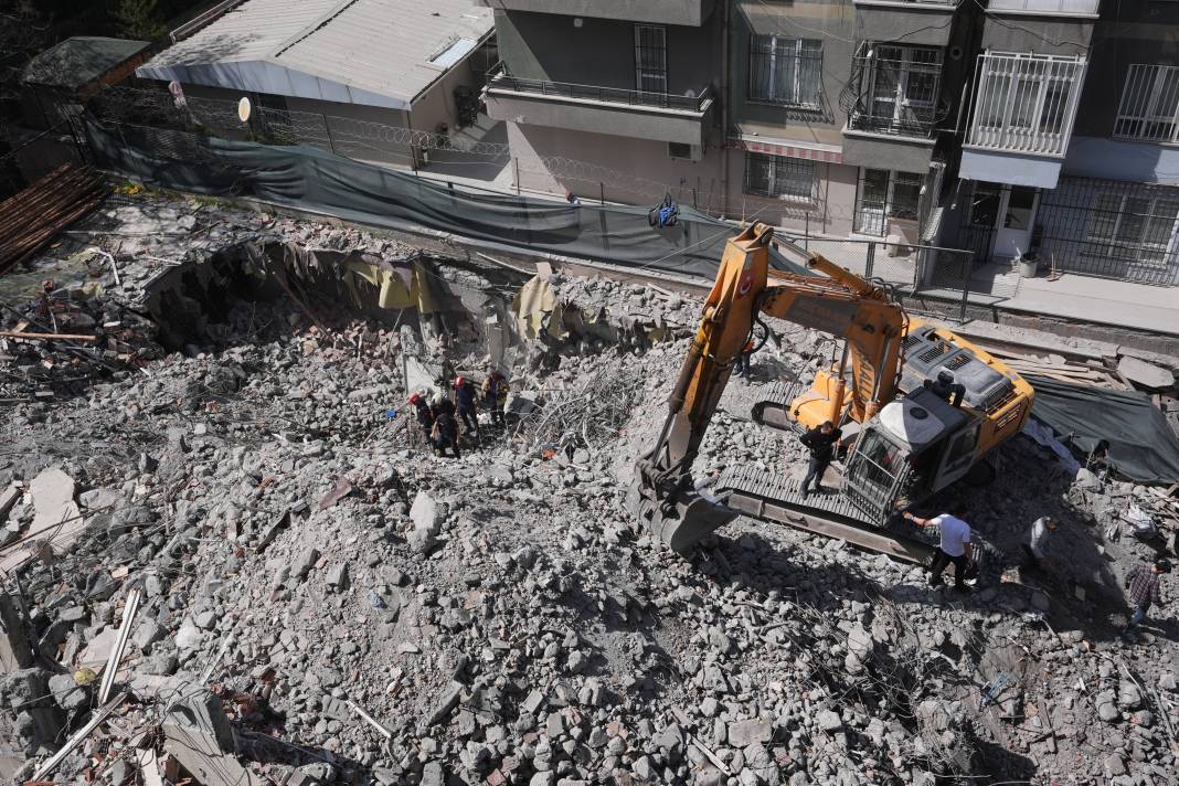 Ankara'da istinat duvarı çöktü. Bir işçi enkaz altında 8